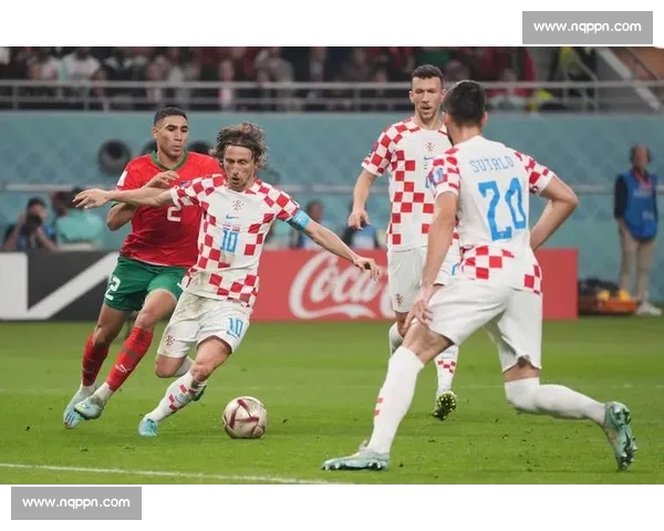 精彩对决！世界杯小组赛激烈展开，法国与德国1比1战平，比分背后的战略博弈分析